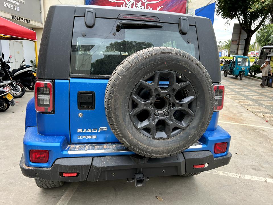 北京BJ40 Bj40 2.3T刀锋英雄的后面车牌照放哪里 我这个为什么中间有个凸起的