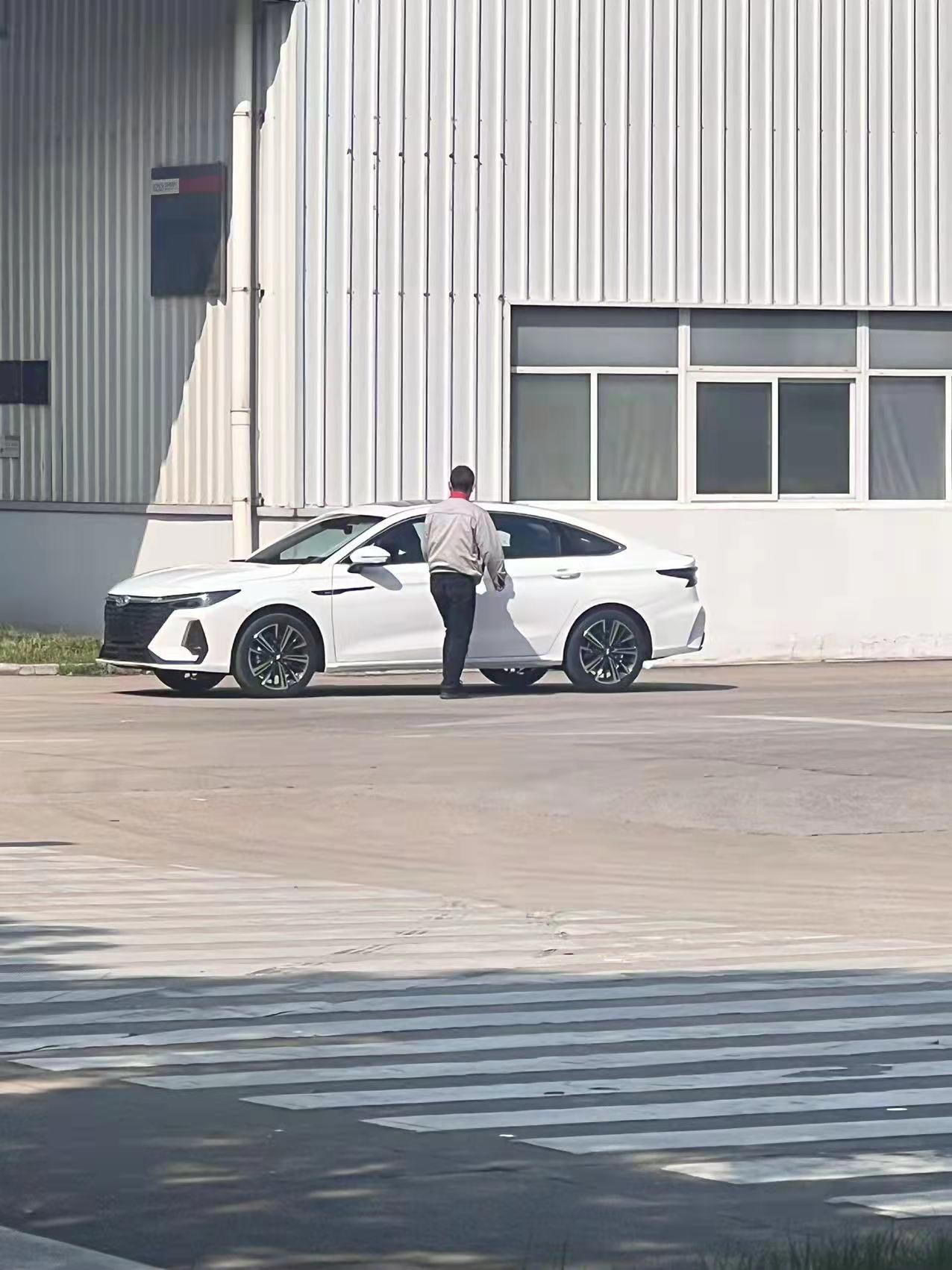 奇瑞艾瑞泽5 PLUS 不知道会不会被奇瑞起诉我，艾瑞泽8，实拍图片，跟网上说的一样，3条腰线，感觉还是有点俯冲啊。。