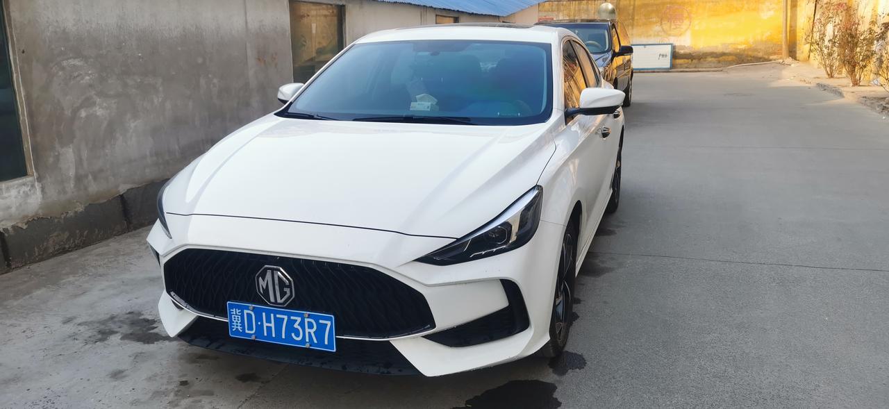 名爵5 名爵五白色，配上这套羽绒服是不是很帅
