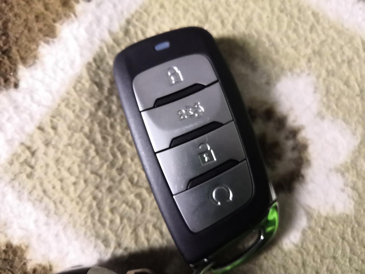 长安CS35 PLUS CS35P畅连版的 问下1.驾驶员在车里睡觉休息的话，钥匙也在车里，怎么关门，具体哪个按钮2.钥