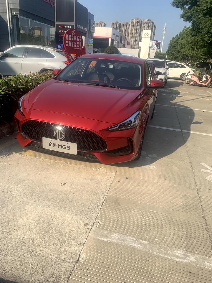名爵5 尾翼跟日行灯 违法不。