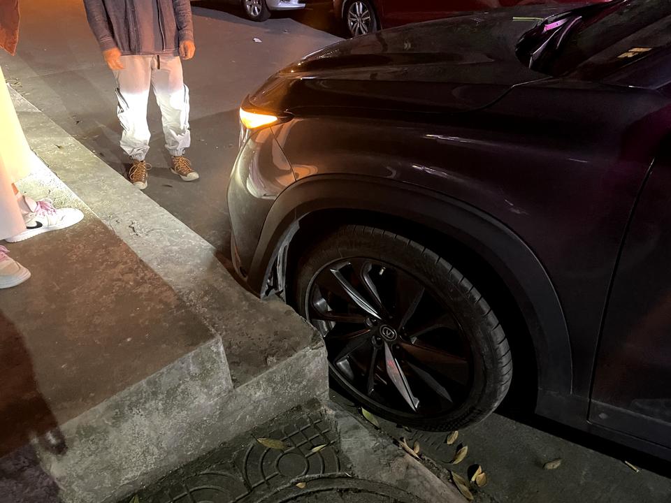 长安UNI-T 挂台阶上了，今年已经出过一次保了。这个怎么修？自己修需要多少钱有人知道吗？