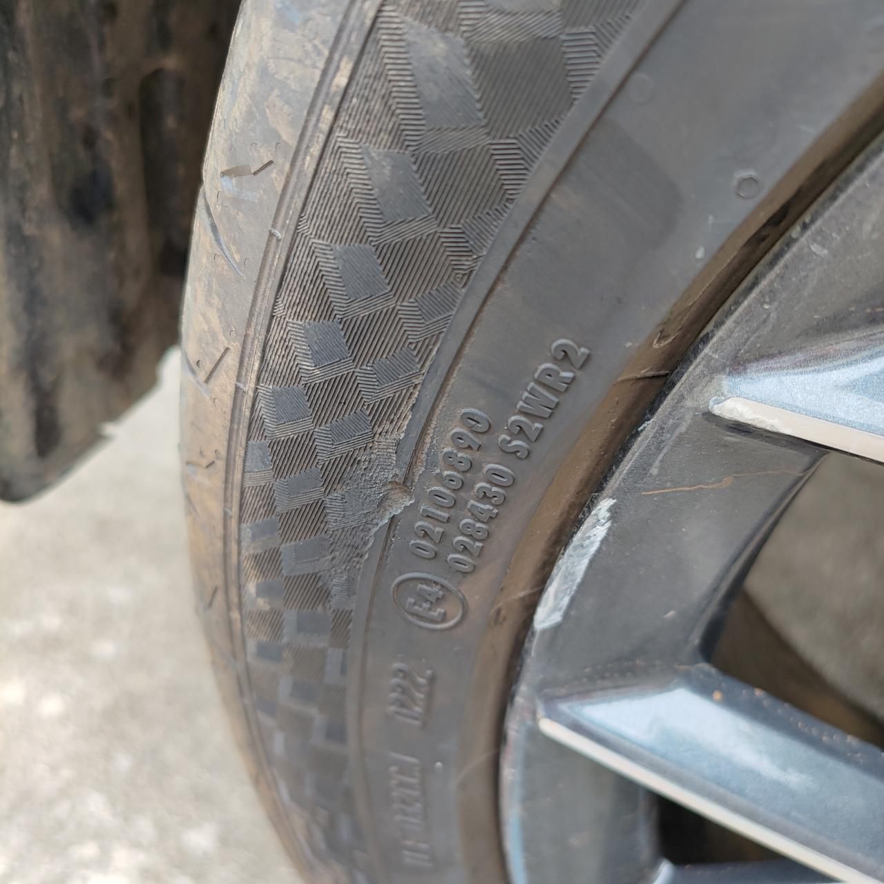长安UNI-T 上次跑土路，右后胎侧边刮掉了半个指甲大的皮，要不要紧，我看现在旁边都有点开裂了，要不要补个胎，多少钱