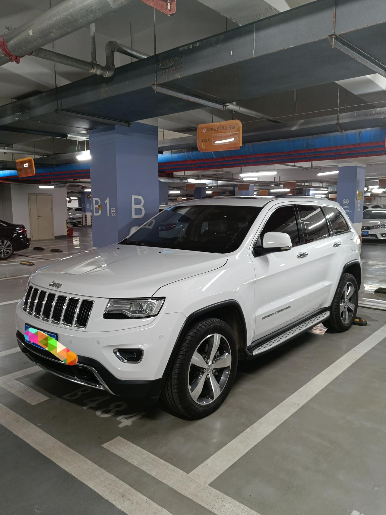 Jeep大切诺基(进口) 请问切友：15年10月出厂3.6美归没有低升，带后排娱乐，座椅通风加热的是哪款，算高配还是低配