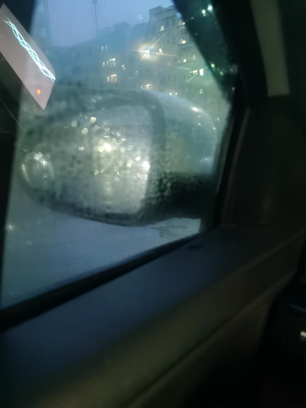 奇瑞艾瑞泽5 PLUS 下雨天开空调前挡风玻璃 门窗外面起雾 晩影响视线 有没有什么好的办法