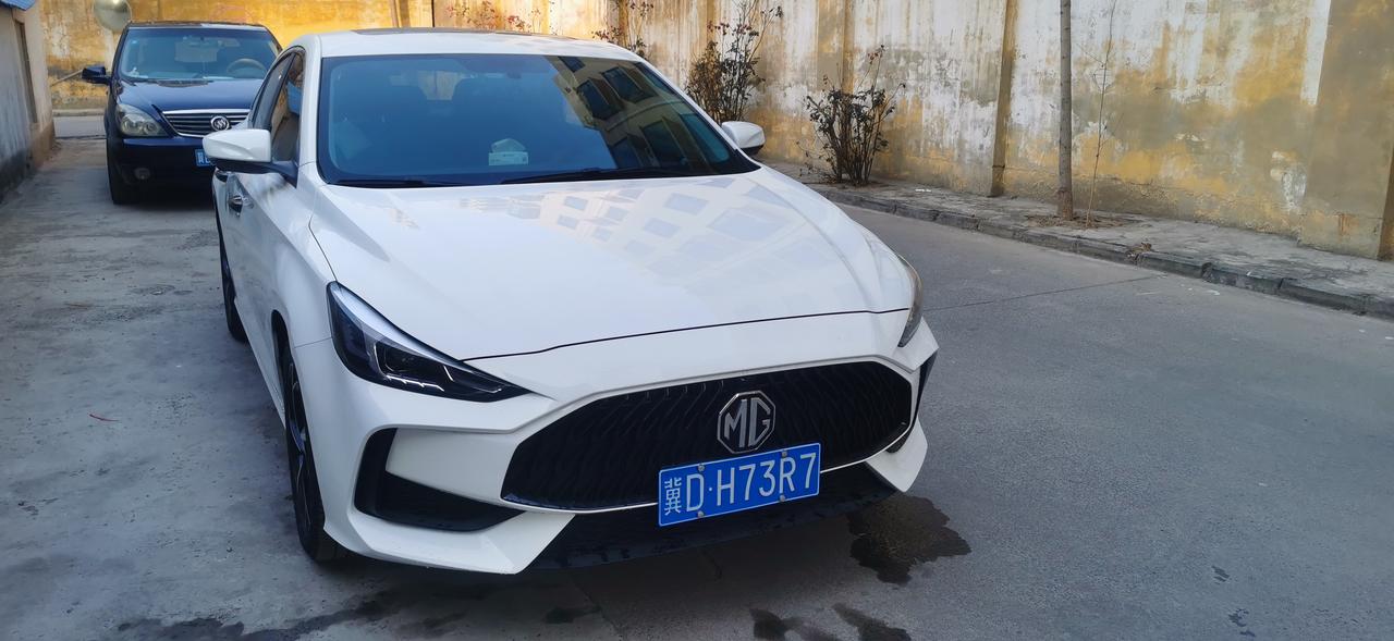 名爵5 名爵五白色，配上这套羽绒服是不是很帅