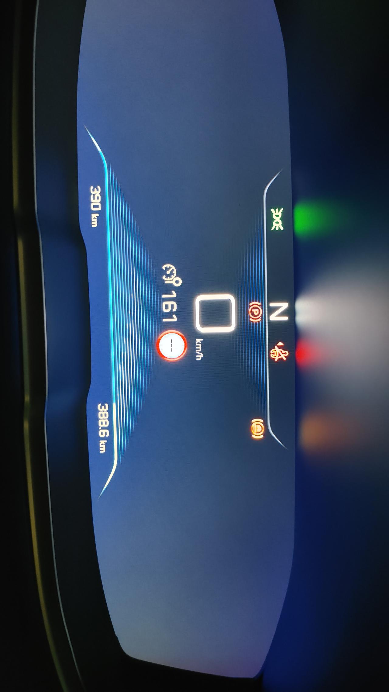标致4008 各位车友，仪表盘里这个指示灯是什么意思你们知道吗？我从来没见过这种指示灯，好像出现过两次，应该是启动或者停