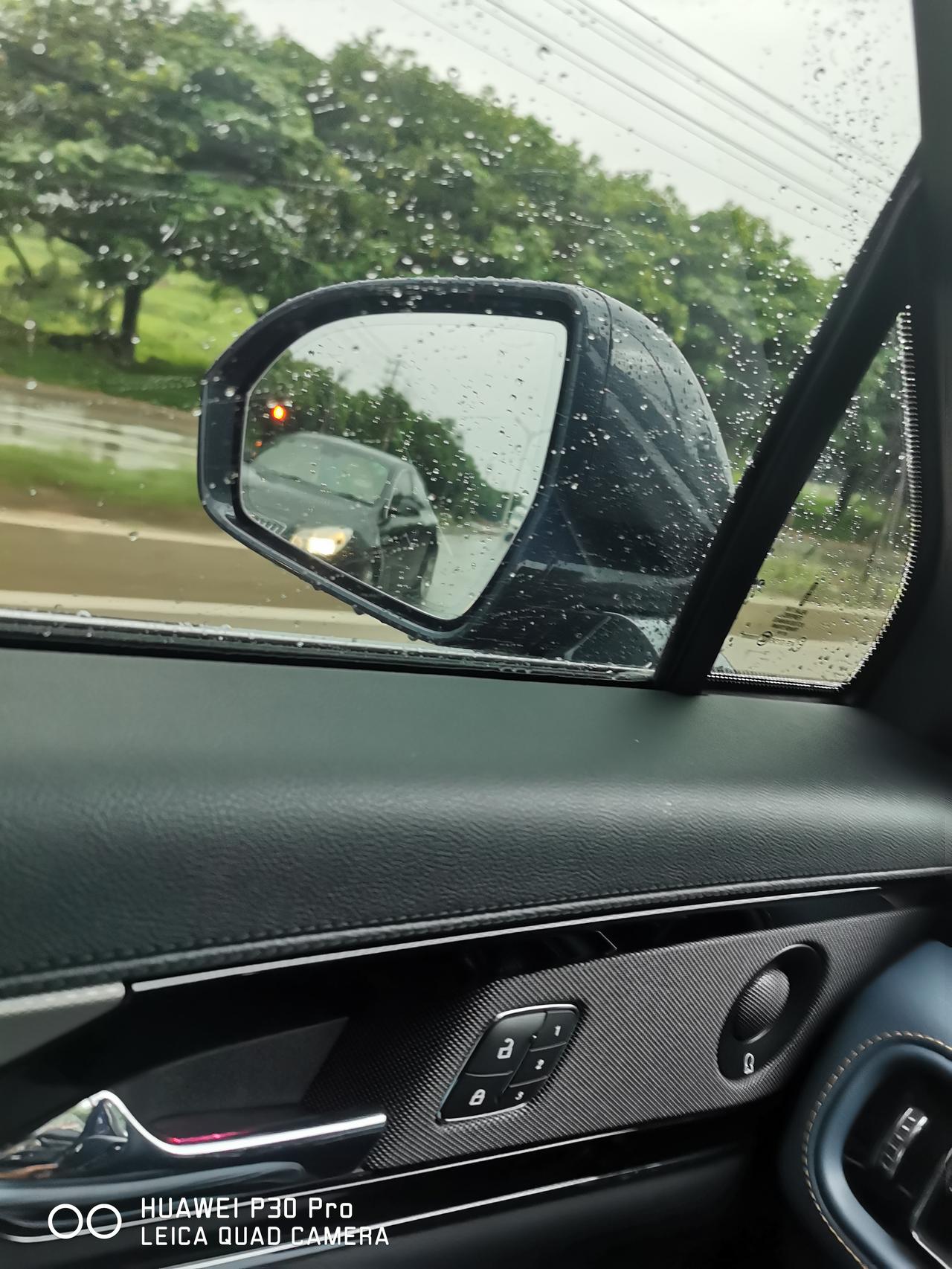 林肯航海家 换后视总成后只亮一个圆点正常吗？