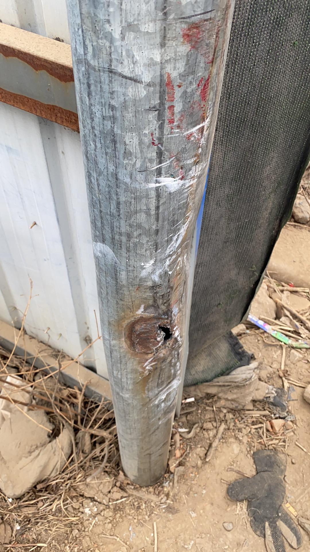吉利星越L 车友们，我这技术不行把车剐蹭到铁柱上了?走保险的话会把门换了么还是钣金喷漆一下？如果自己修估计得多少大洋？感