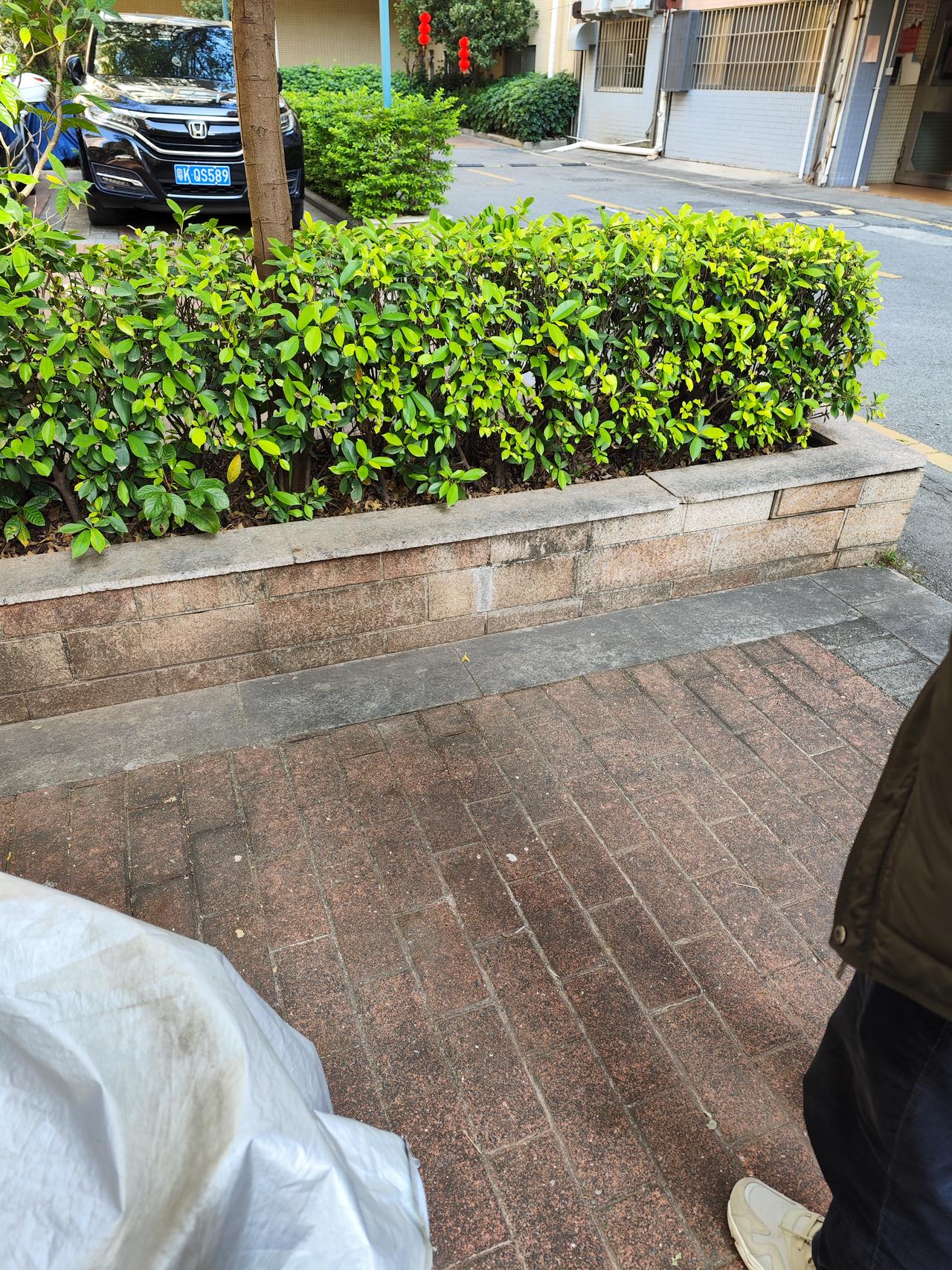 想问星越L车主  打开车门,车门最低处离地多高呢？...车位太坑爹  开车门太费劲了,找人改改