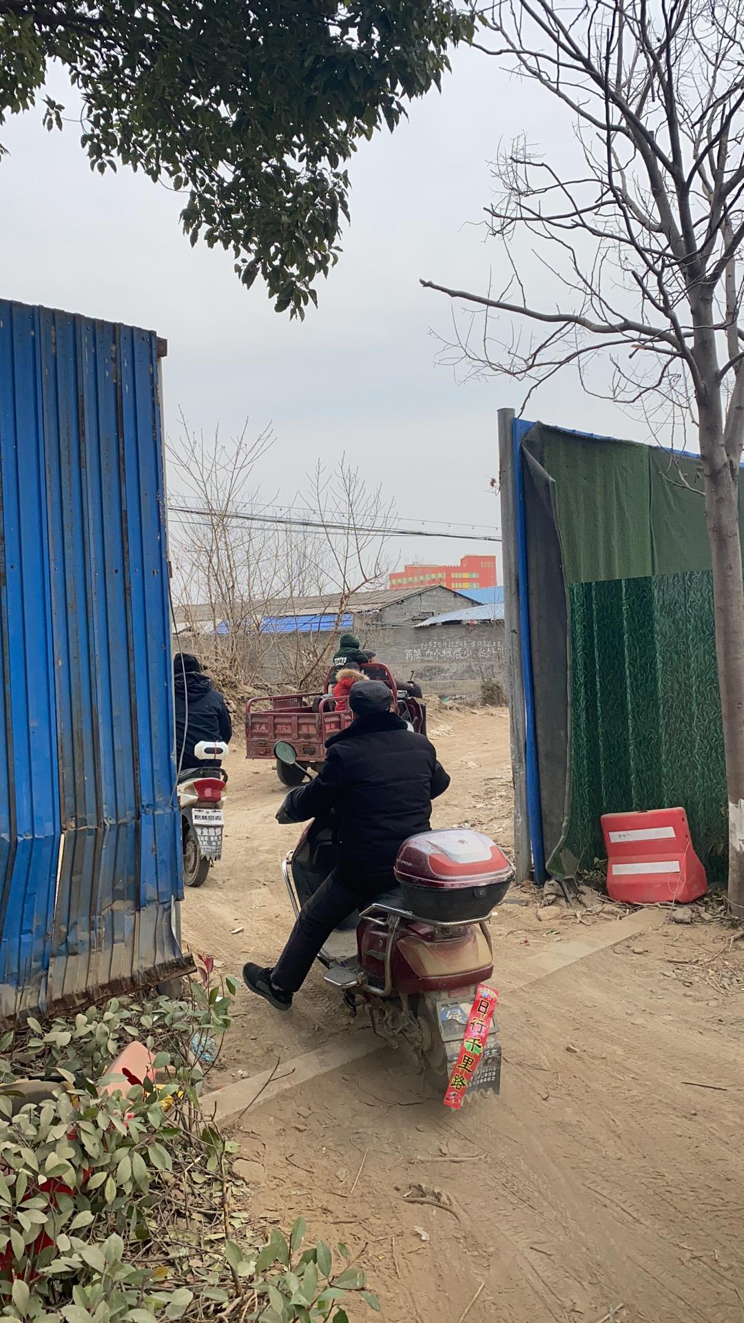 吉利星越L 车友们，我这技术不行把车剐蹭到铁柱上了?走保险的话会把门换了么还是钣金喷漆一下？如果自己修估计得多少大洋？感