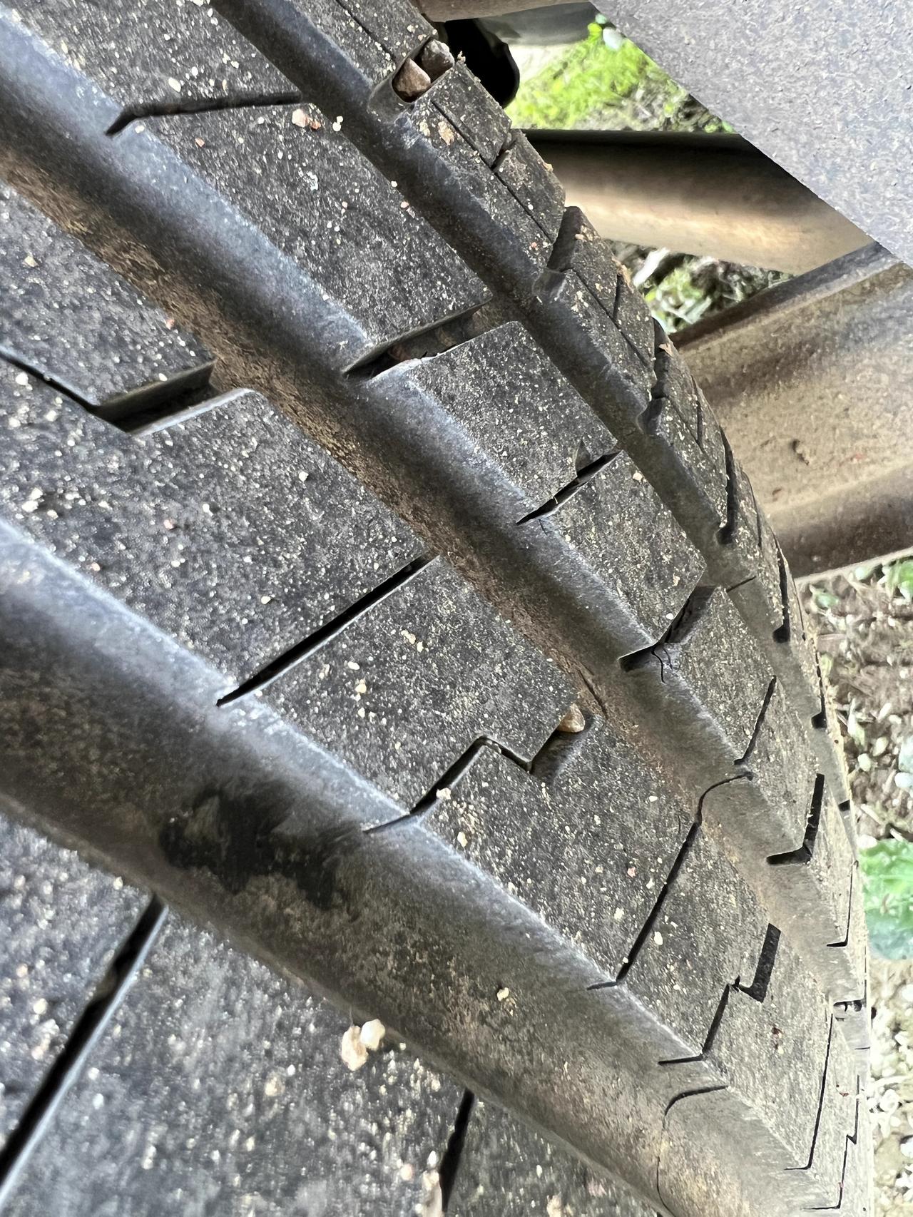 哈弗H6 过年老家的路比较破，轮胎成这样了，有没有什么建议？新车才开了4000公里