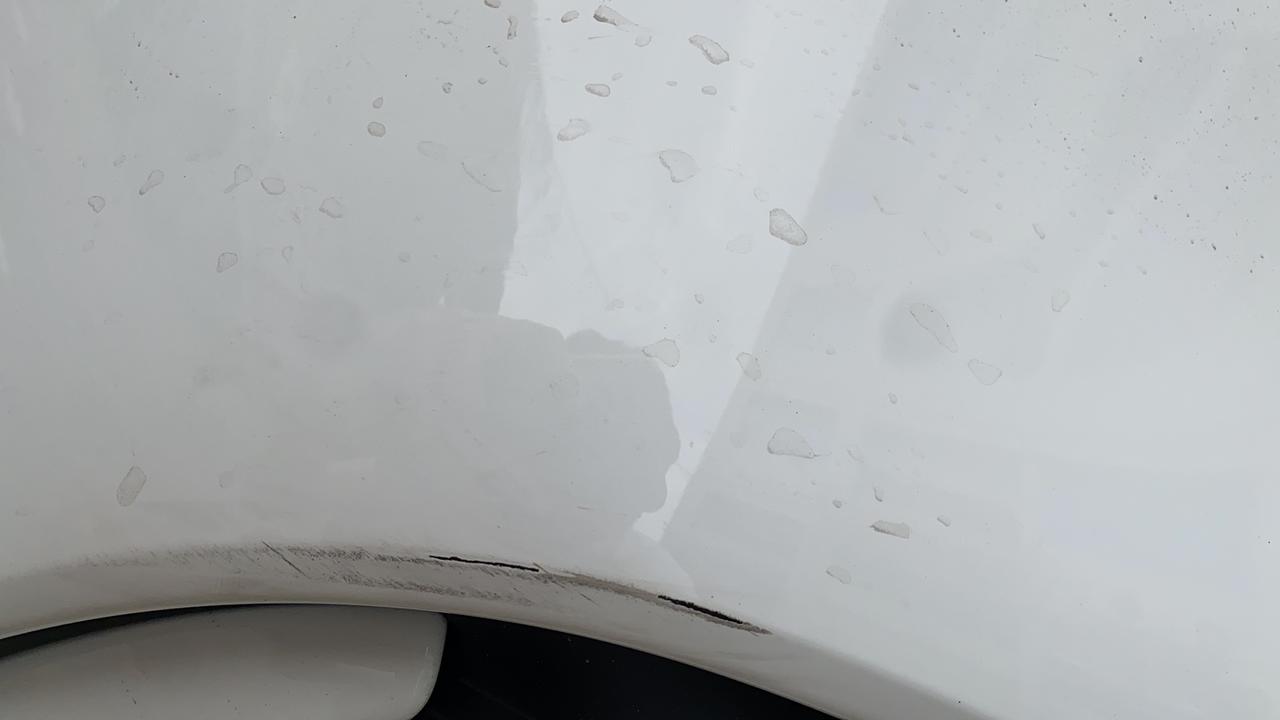 奔驰C级 请问下老车主们，像这种刚提了一个月，前保险杠这里不知道被谁蹭了，是直接贴车衣遮掉还是补漆呀