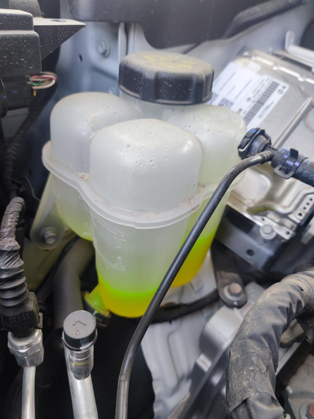 哈弗H6 有水箱防冻液下降快的吗。我3月买的车，今天自己加点玻璃水，冷车看了一眼，吓一跳，min以下都快到底了，问4S说