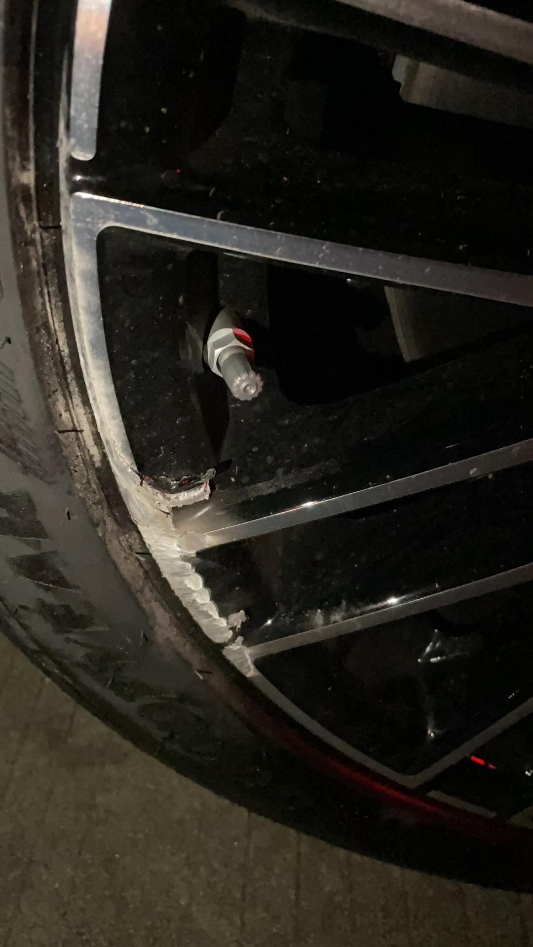 奔驰C级 C260l车轮毂多少钱一个呀，磕坏了不知道要不要坏