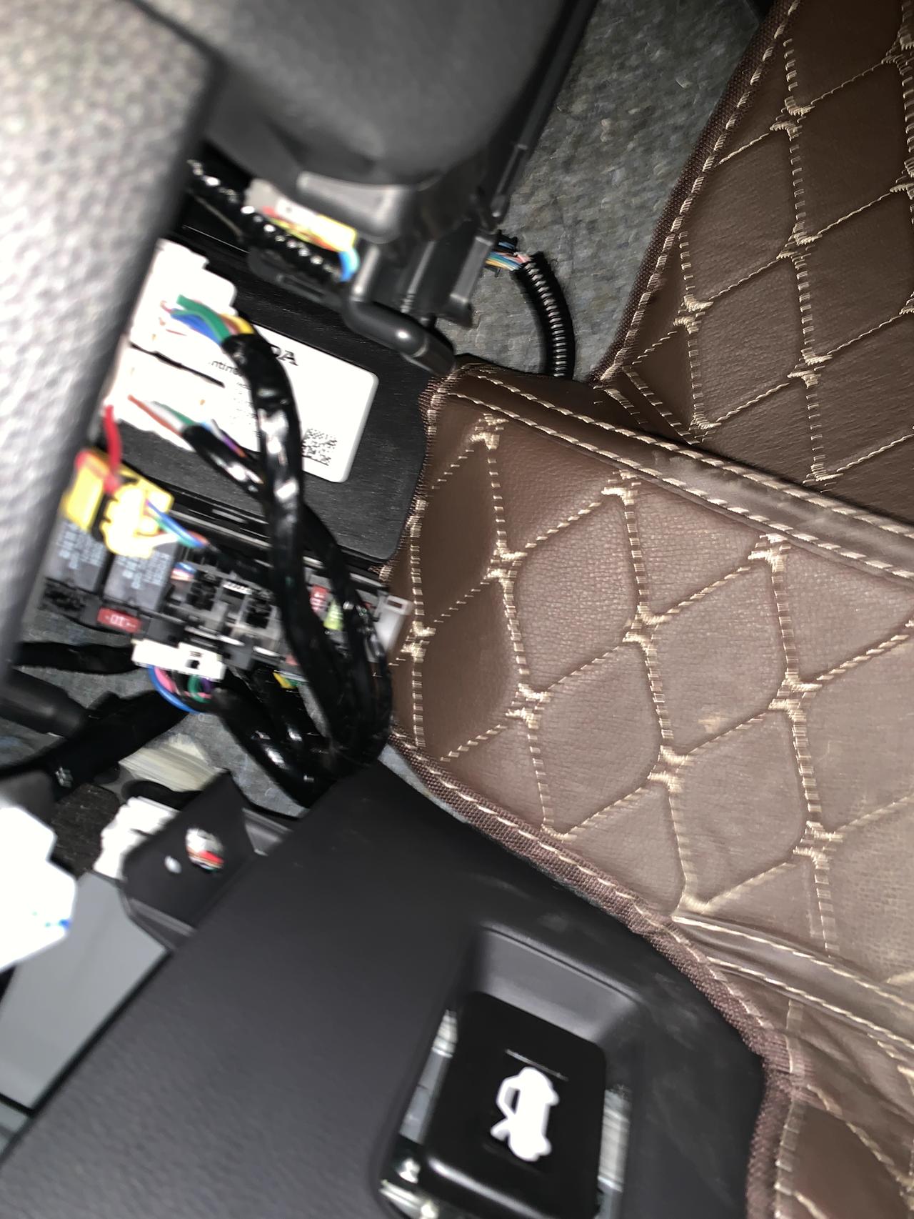 本田思域 兄弟们这个护板是减配了还是4S店安装记录仪的时候忘上了？？？