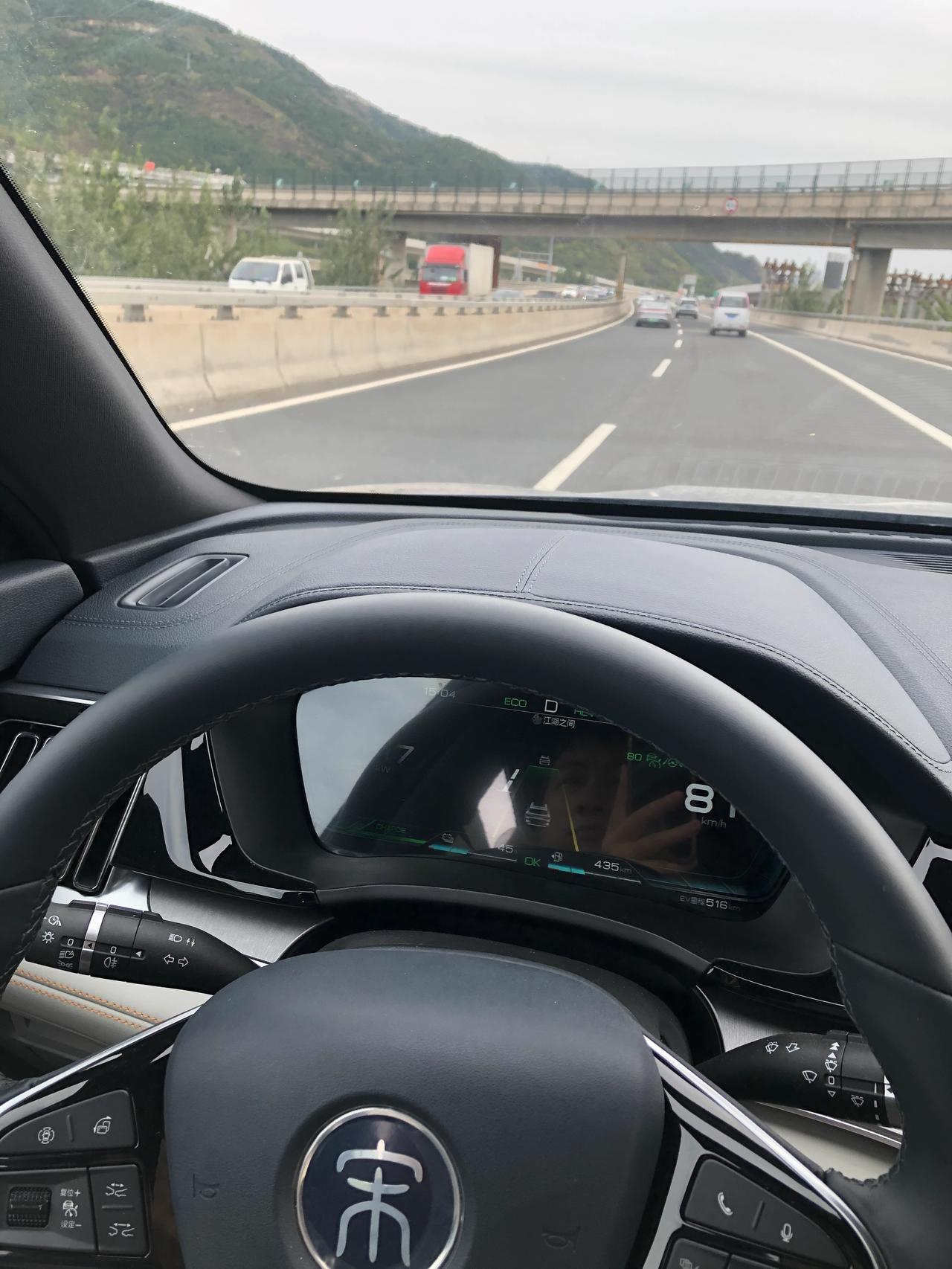 比亚迪宋PLUS DM-i 你们的51km尊荣、不开空调能跑多少公里啊，出充电站就掉百分之十几的电正常吗，总共也就能跑五