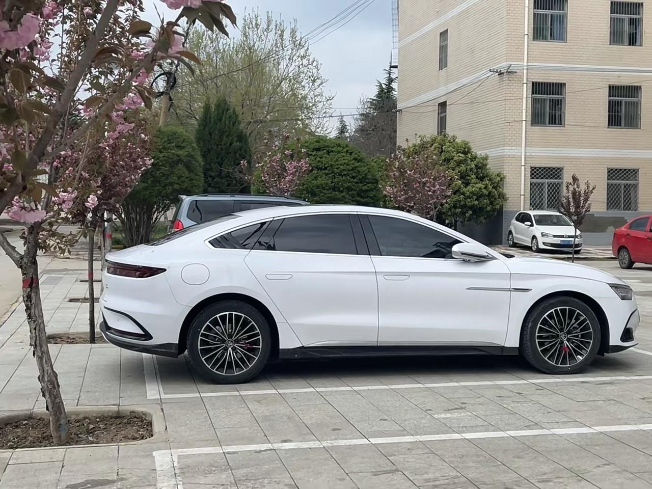 比亚迪汉DM 坐标广州，29岁和老婆俩加起来税前2w8一个月，房贷6000+，目前只有一辆绿源电驴代步，今年结婚但不需要
