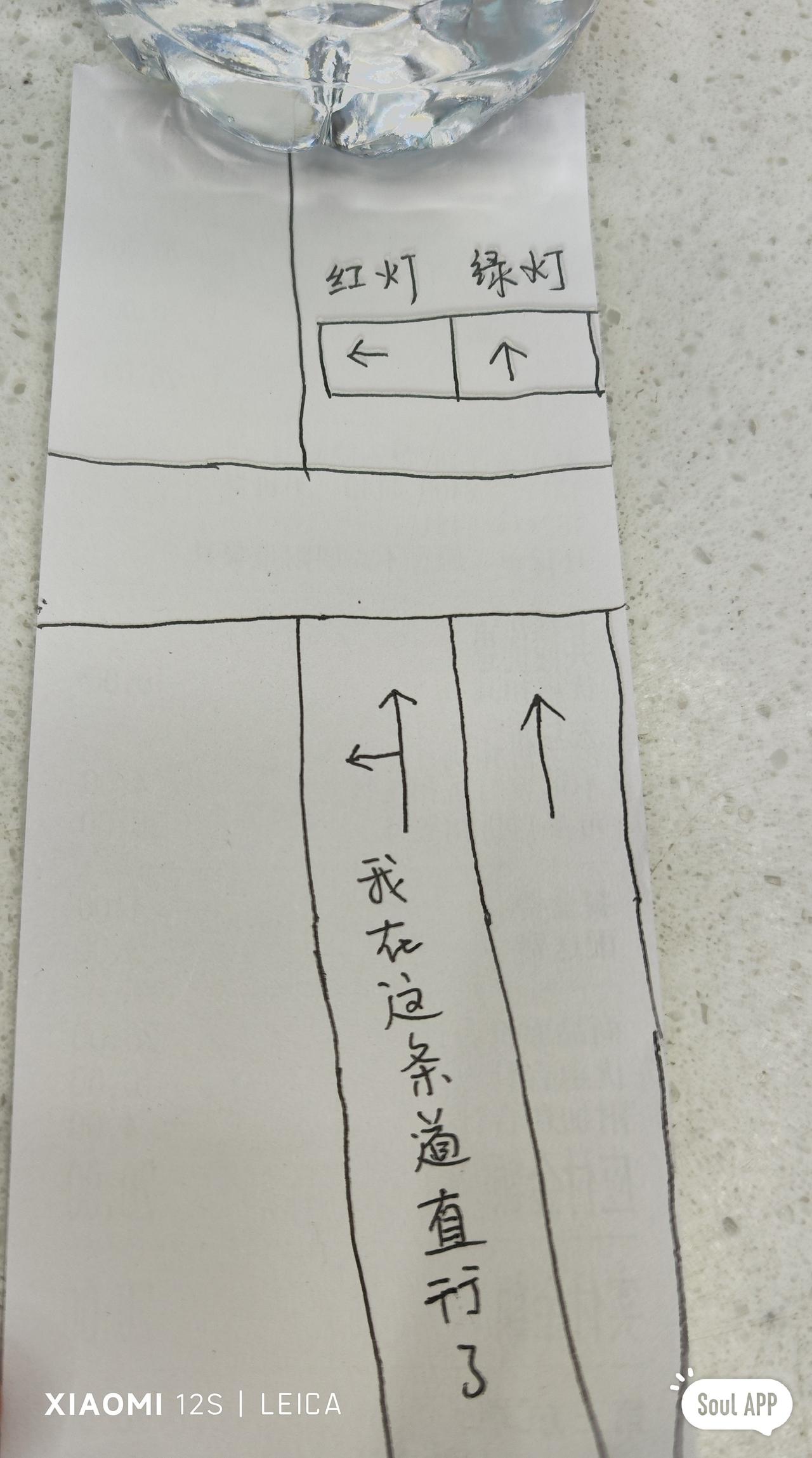 长安逸动 老哥们，这种情况属于闯红灯吗（左转红灯的时候我直行）