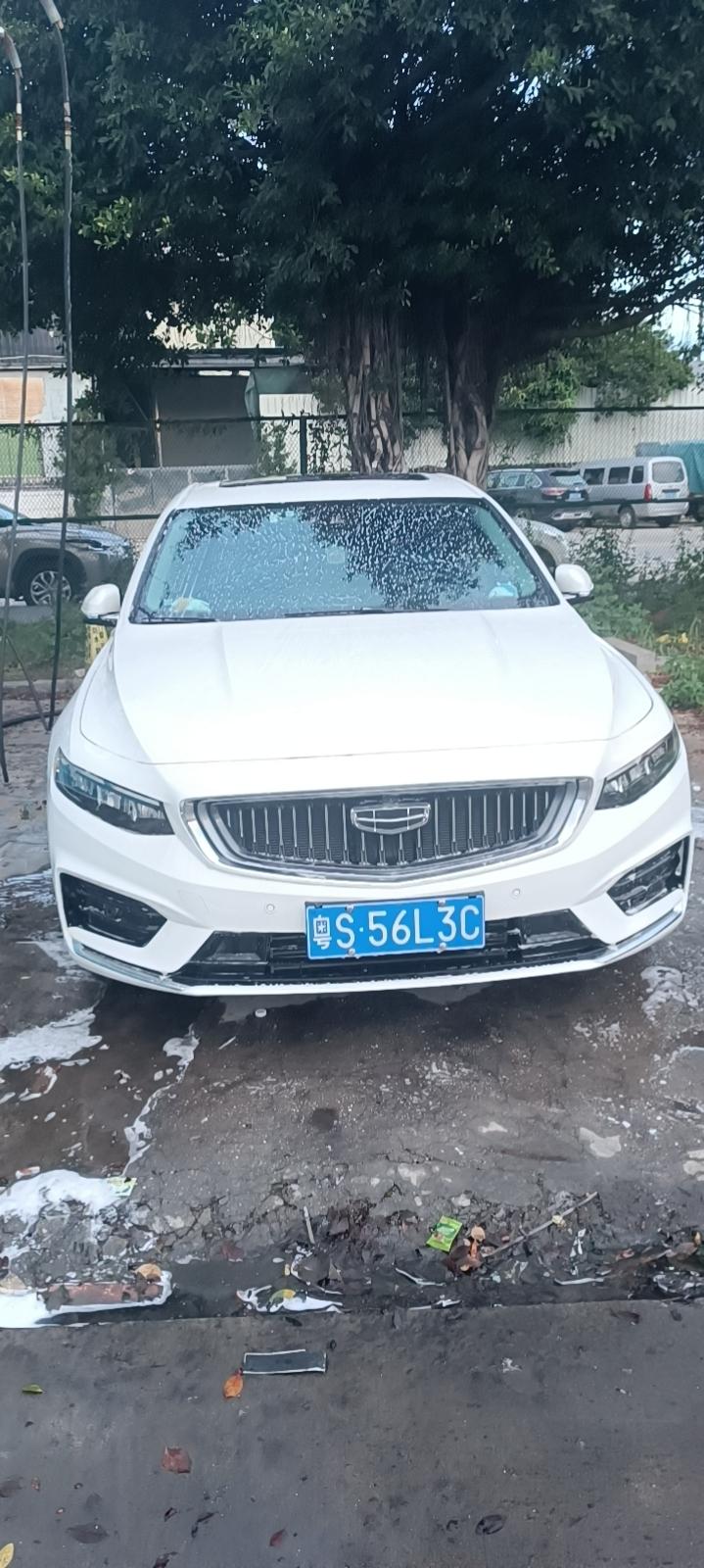 星瑞在自助洗车点自助洗车时，靠近车辆前门和远离车间前门车辆会自动感应，一会开锁一会关锁。车钥匙丢车里后触发门把手感应区车