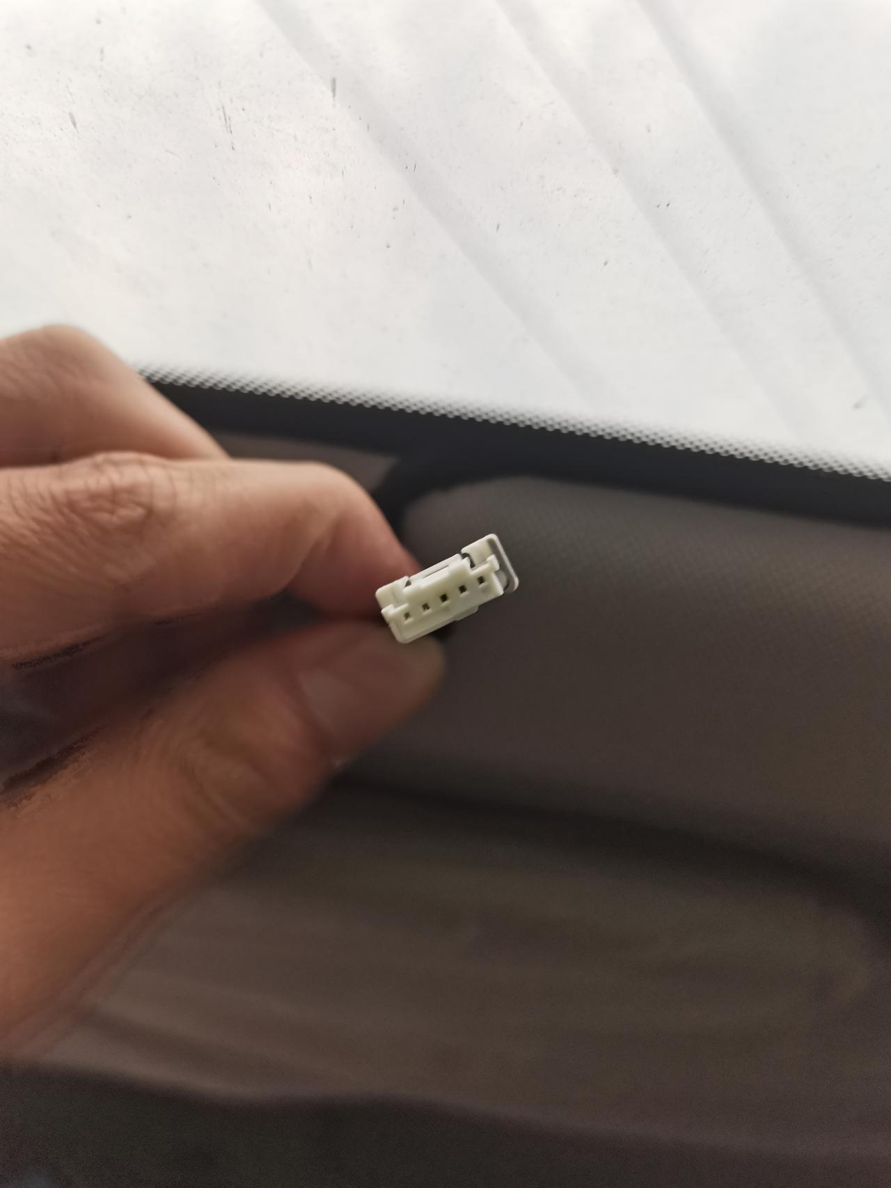 吉利星瑞 友友们，你们用的是哪款行车记录仪啊？想用原车预留的电源线，但是那个电源接口市面上大部分记录仪电源接口都不支持，