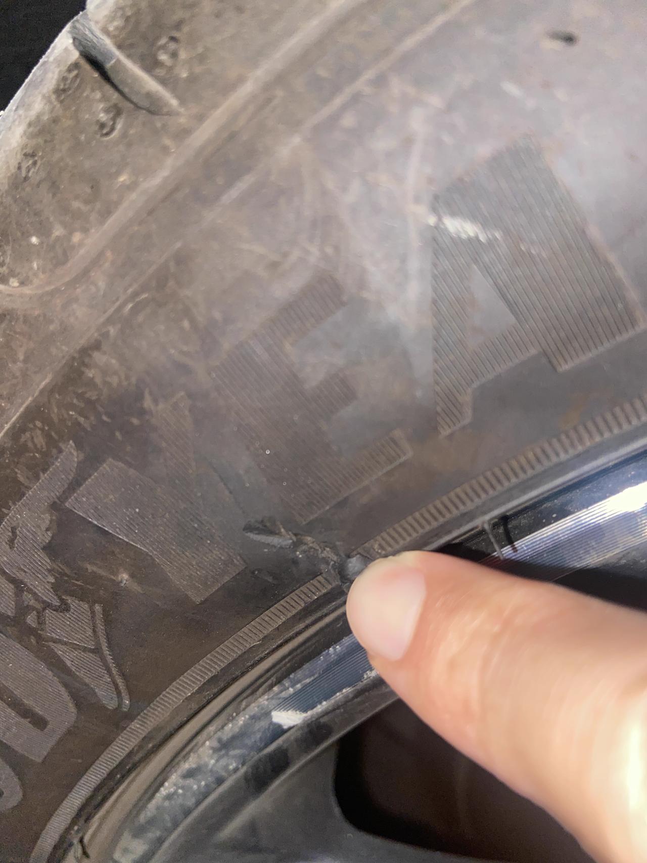 吉利星瑞 各位大佬，请教一下这样子是帘子线露出来了吗，需要换胎吗，经常跑高速