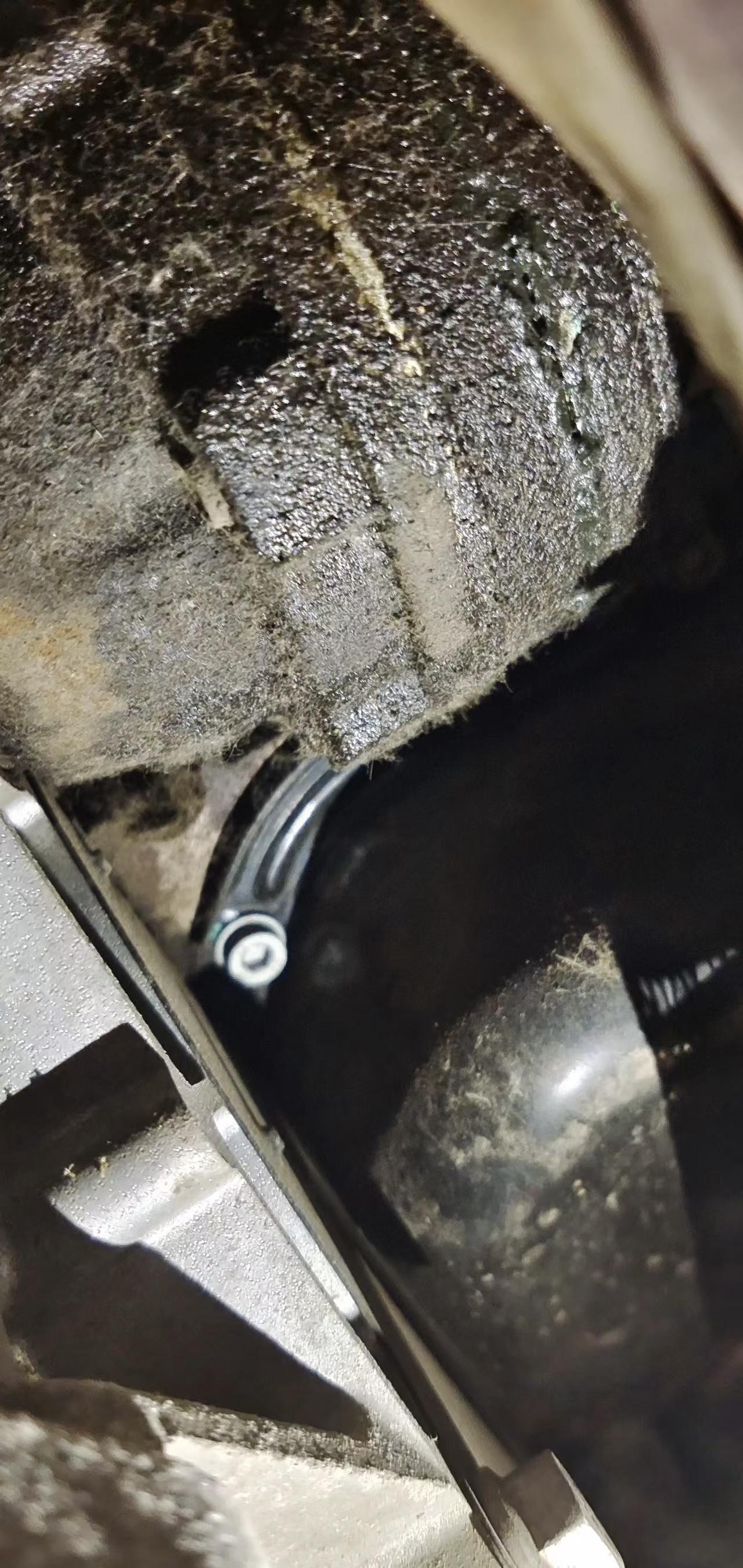 大众速腾 2013自豪版1.4T，低速加油时发出咔哒咔哒的响，速度起来就没有了，在修理厂说是内球笼漏油造成，要换球笼，请