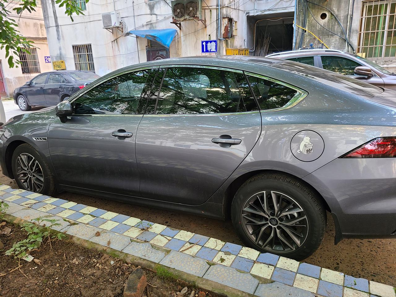 比亚迪秦PLUS DM-i 五月提的车，向左打方向盘松开方向盘会自动回正，向右打了松开方向盘总是会差一点点回正，是什么原