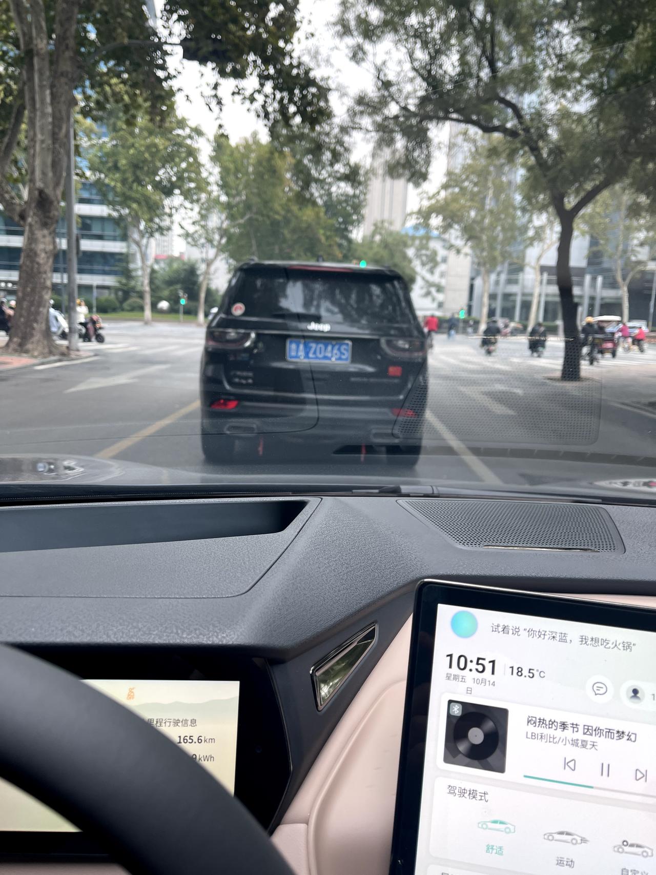 长安深蓝SL03 各位车友我觉得hud和前边音响眼反光挺明显的 大家有没有这种感觉