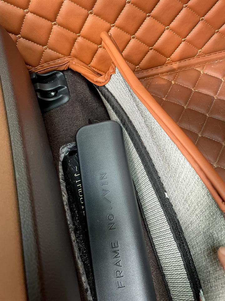 雷克萨斯ES 副驾驶位置 这个东西这样 ，正常吗？问了售后 说这个没关系