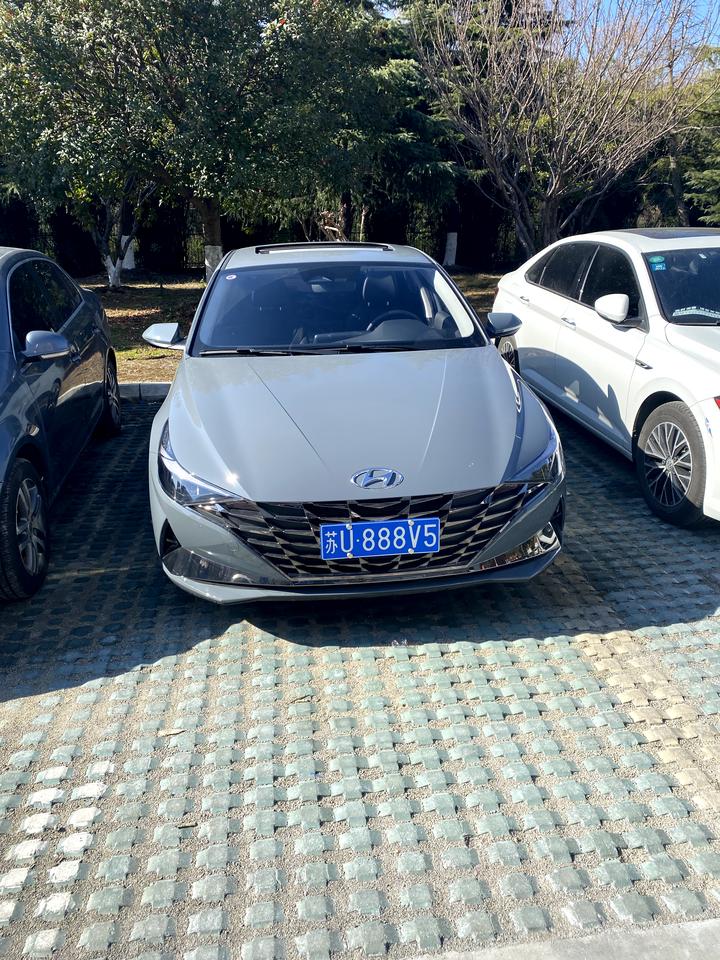 伊兰特21款1.5尊贵有倒车后视镜下方功能吗？