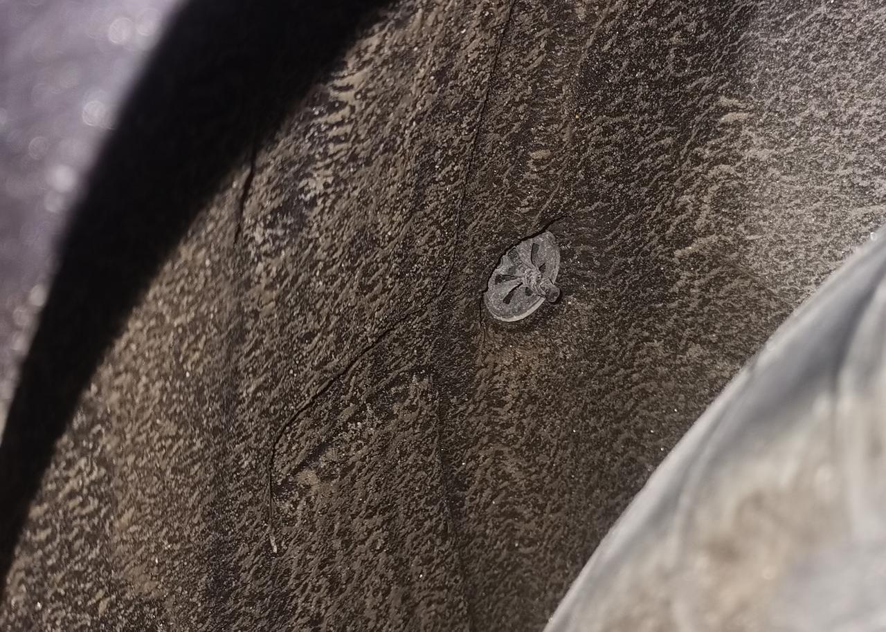 长安逸动 左后轮这个东西原车带的嘛，好硬感觉拽不动