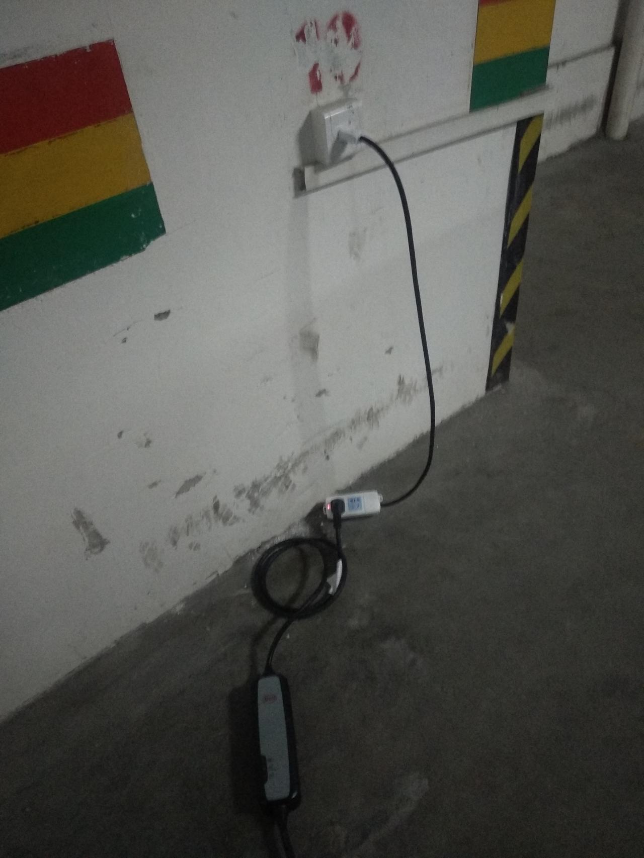 比亚迪秦PLUS DM-i 懂行的朋友帮忙看看是怎么回事？电是能充，但是充电线的故障却一直在闪？？求解！！