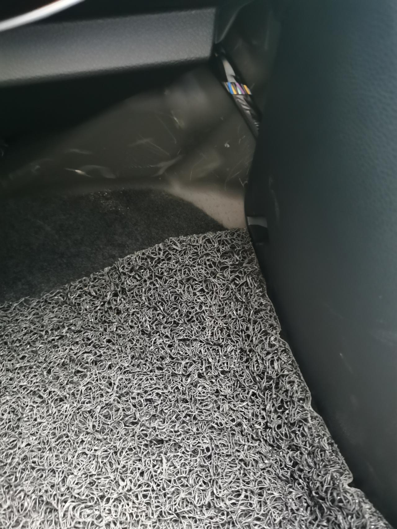 吉利星瑞 老铁们，你们的副驾下面的线路有没有露在外面？我的在外面了？线路不规范啊！