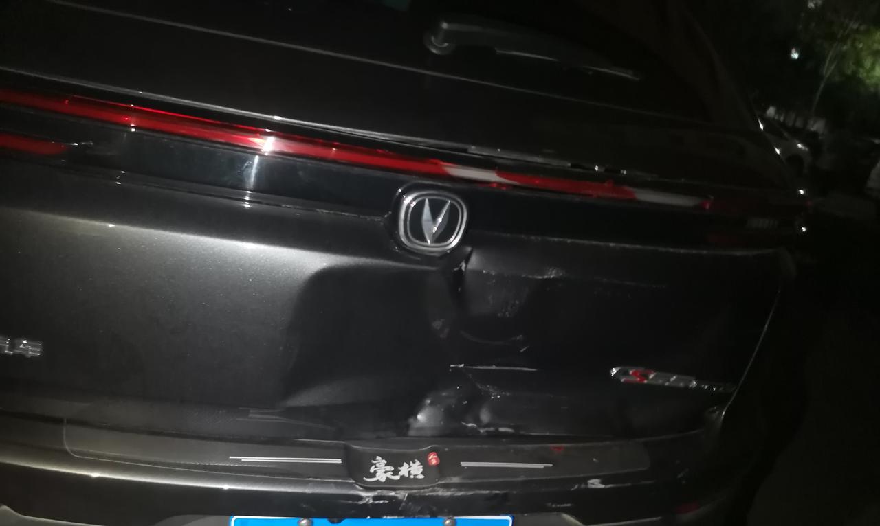 长安CS55 PLUS 我的蓝鲸5P车被F7倒车给撞了，车都移位了，要换后备箱门，保险杠  后包围，车放4s店里10天了
