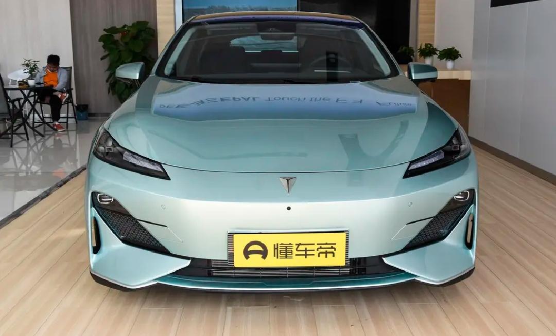 长安深蓝SL03 黑色好看还是灰色  ？