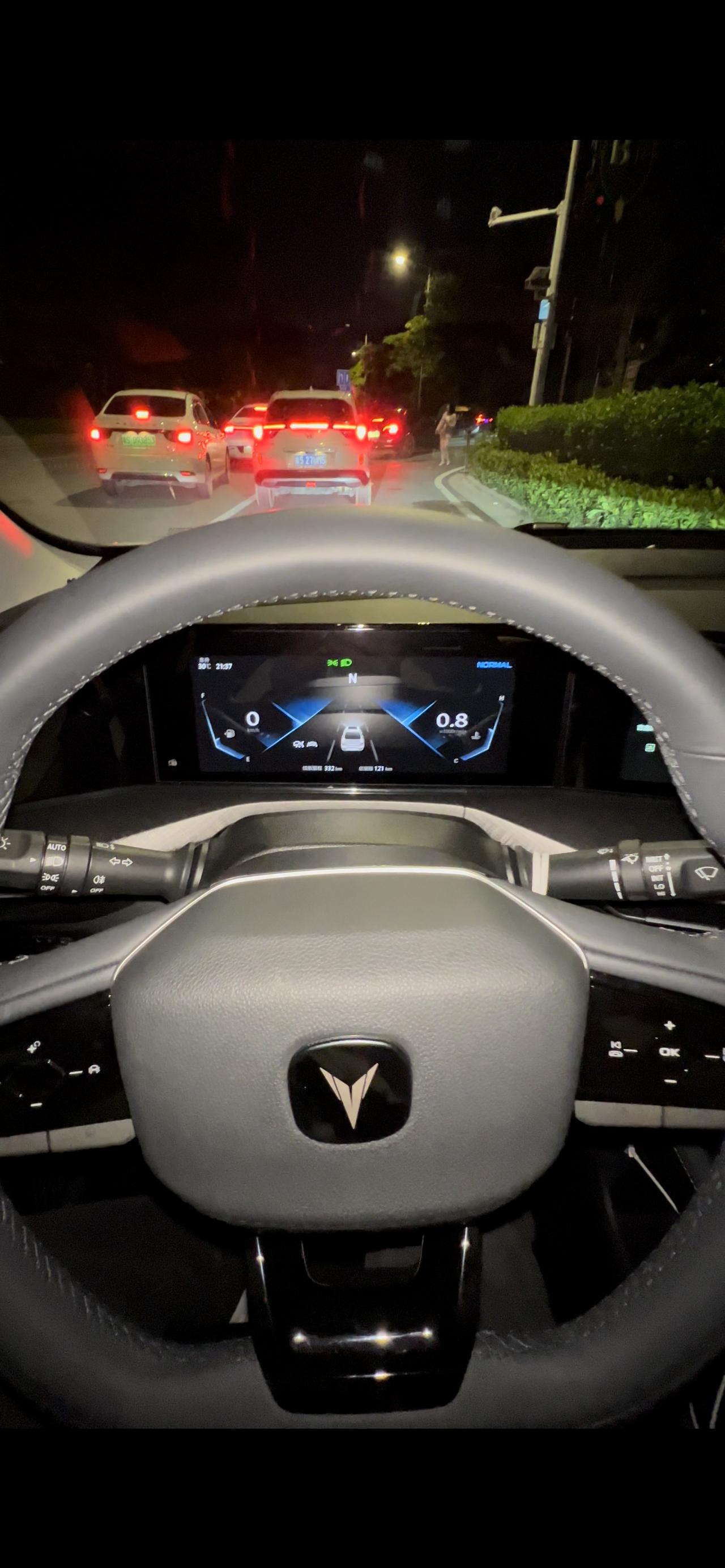 长安逸动 各位车友大佬，新車走直线的话方向盘大概就是这样 不正 要往左打一点方向才走的直 怎么解决哇