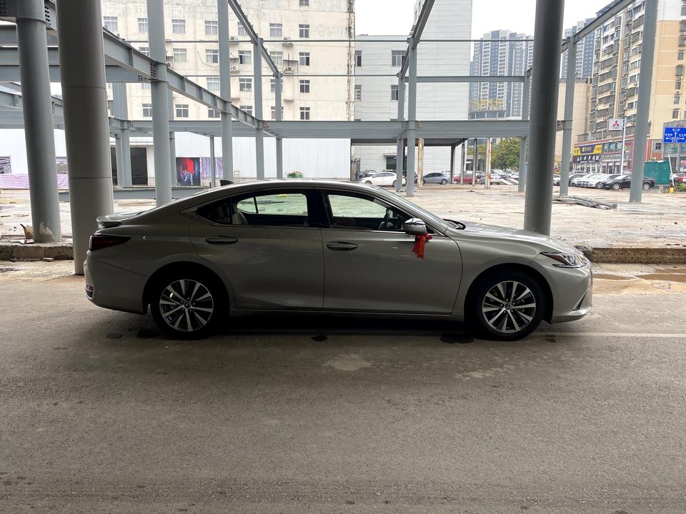 雷克萨斯ES 雷车es300卓越，升级CarPlay锁车自动升窗，后视镜捯翻多少钱
