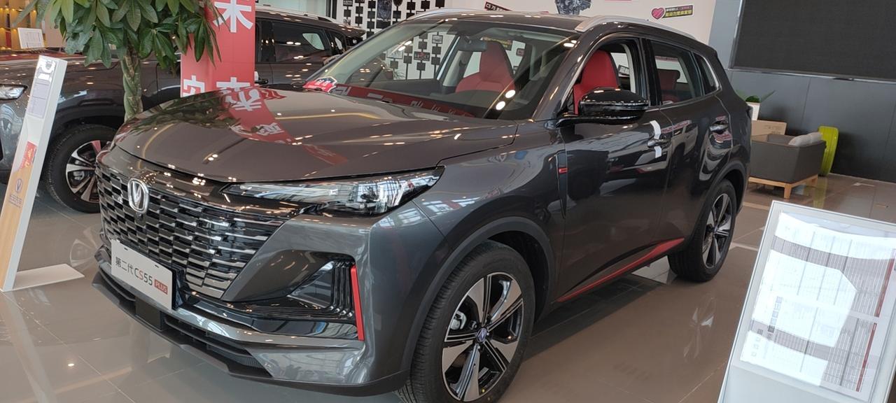 长安CS55 PLUS 今天去看了55plus和75plus，确实帅啊这车！75plus更大气一点，三大件也比55P好点