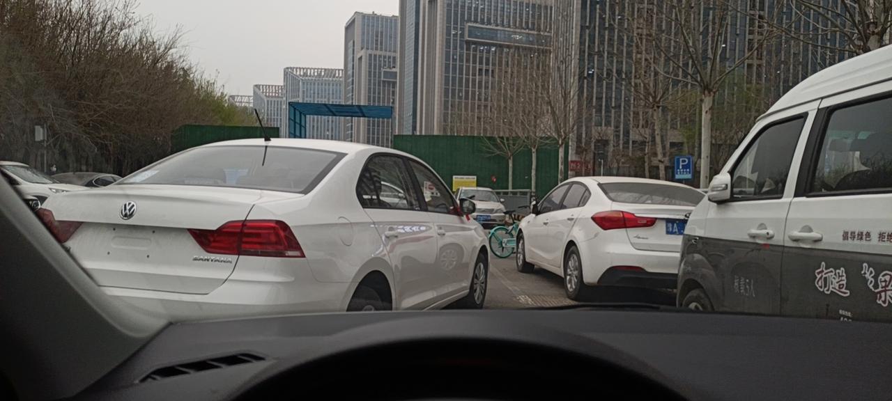 比亚迪秦PLUS DM-i 你说我离比亚迪4s店就1公里，没事能去他那里蹭电充吗？家里充电也不方便，低配也不送充电桩