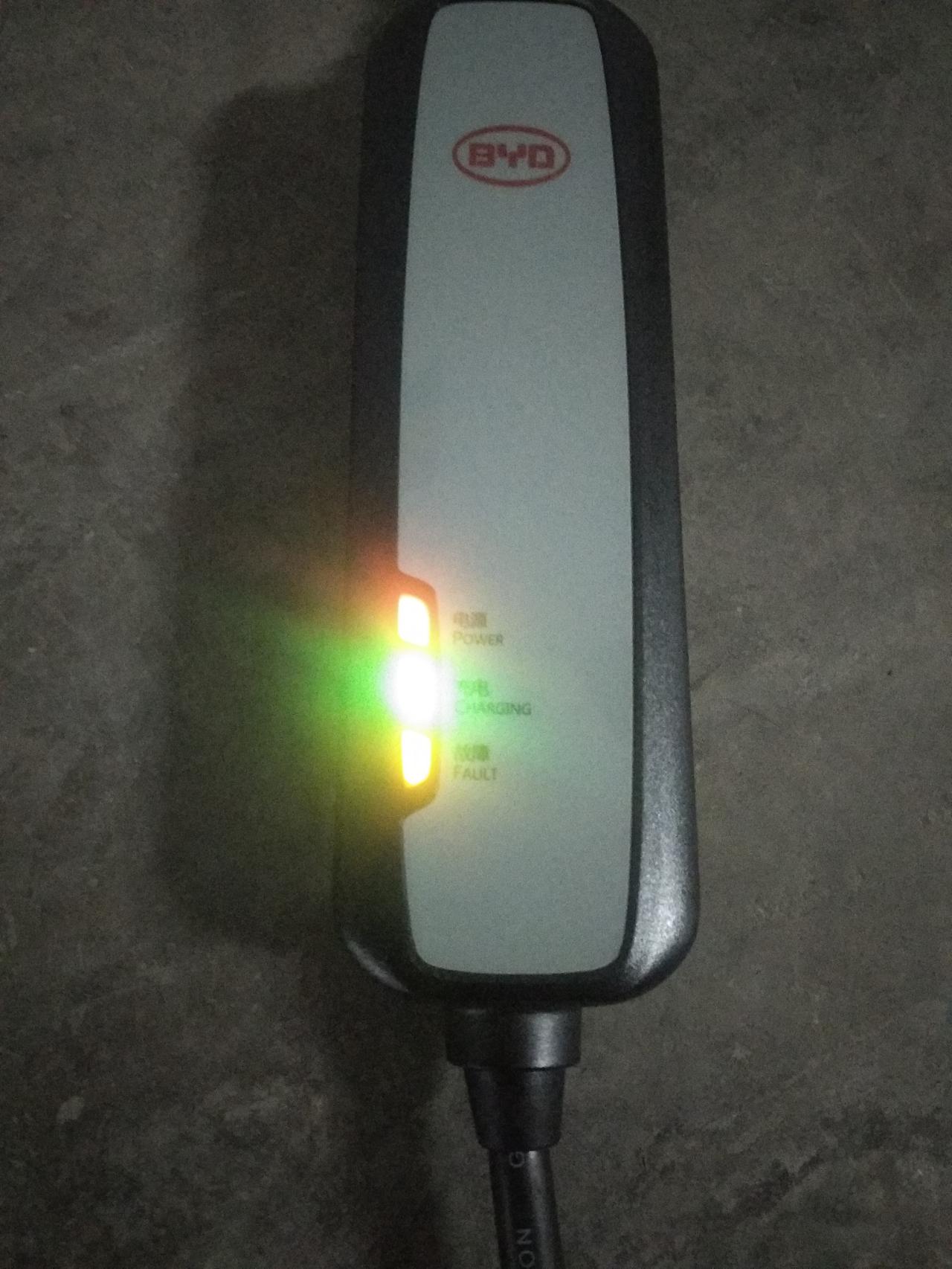 比亚迪秦PLUS DM-i 懂行的朋友帮忙看看是怎么回事？电是能充，但是充电线的故障却一直在闪？？求解！！