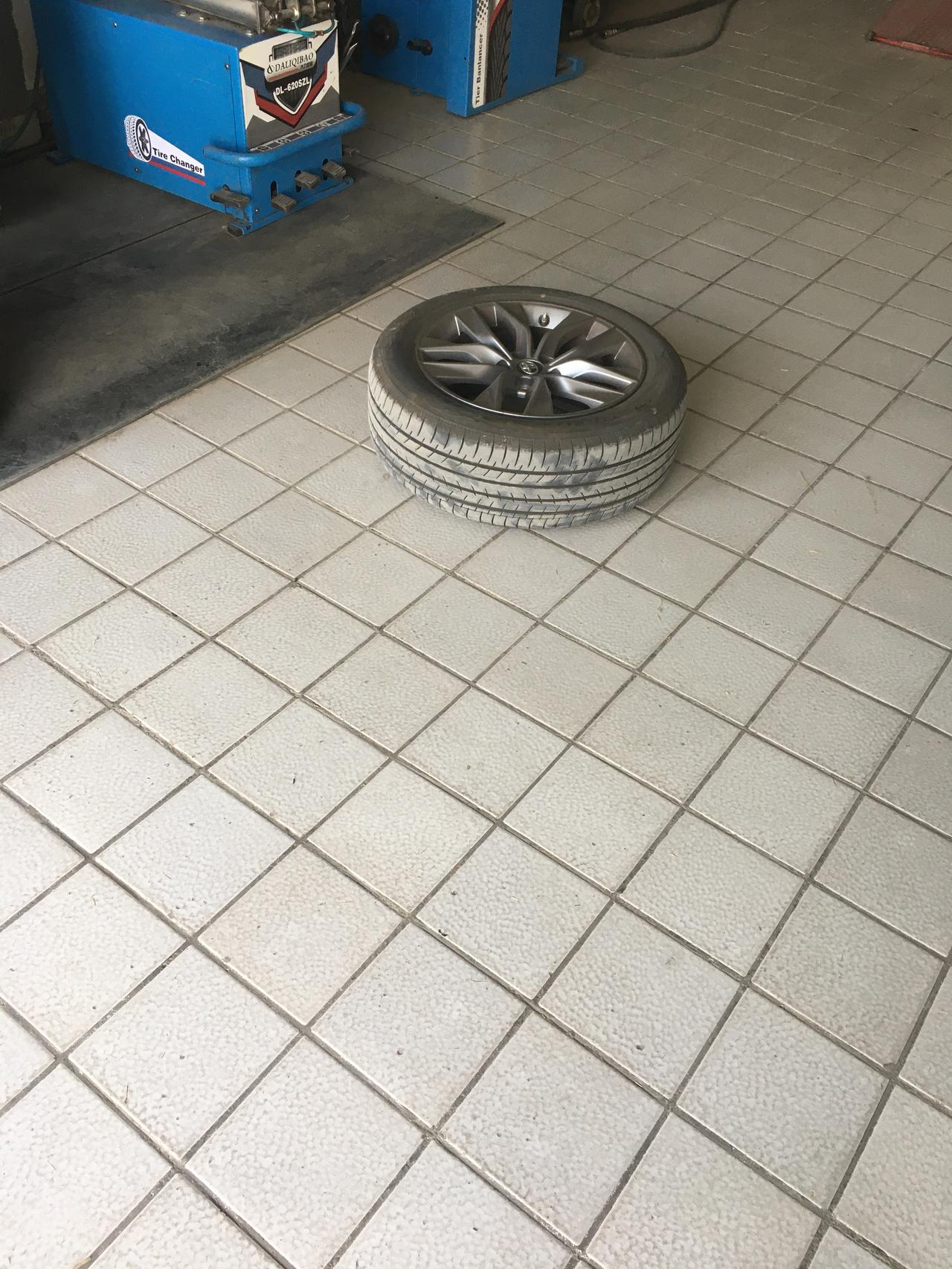 丰田亚洲龙 各位车友，轮胎正中间扎了钉子，补完胎还能上高速吗？需不需要更换新胎？还有新胎在4s店换好还是去外面轮胎店？