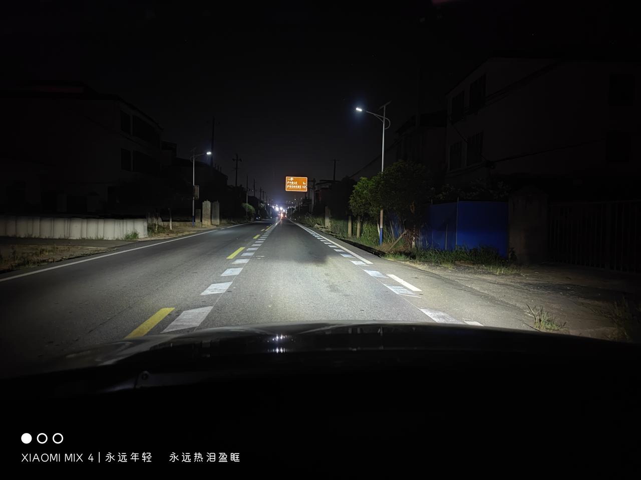 长安逸动 近光灯问题，有时候近光灯会变成两层，低处亮高处不亮，有时候又会突然变得正常，这事啥问题，，抖音截图是正常近光情