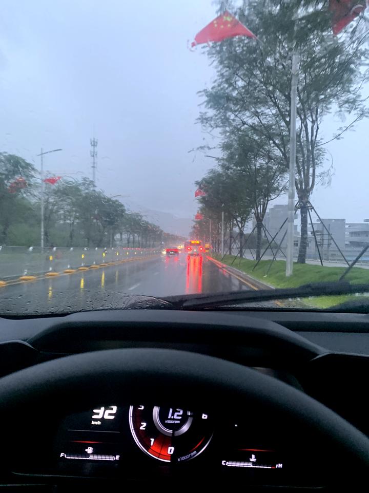 现代伊兰特 用车差不多一个月，没什么毛病，就是这几天下雨，这雨刮器 有点大声，请问你们会这样吗？