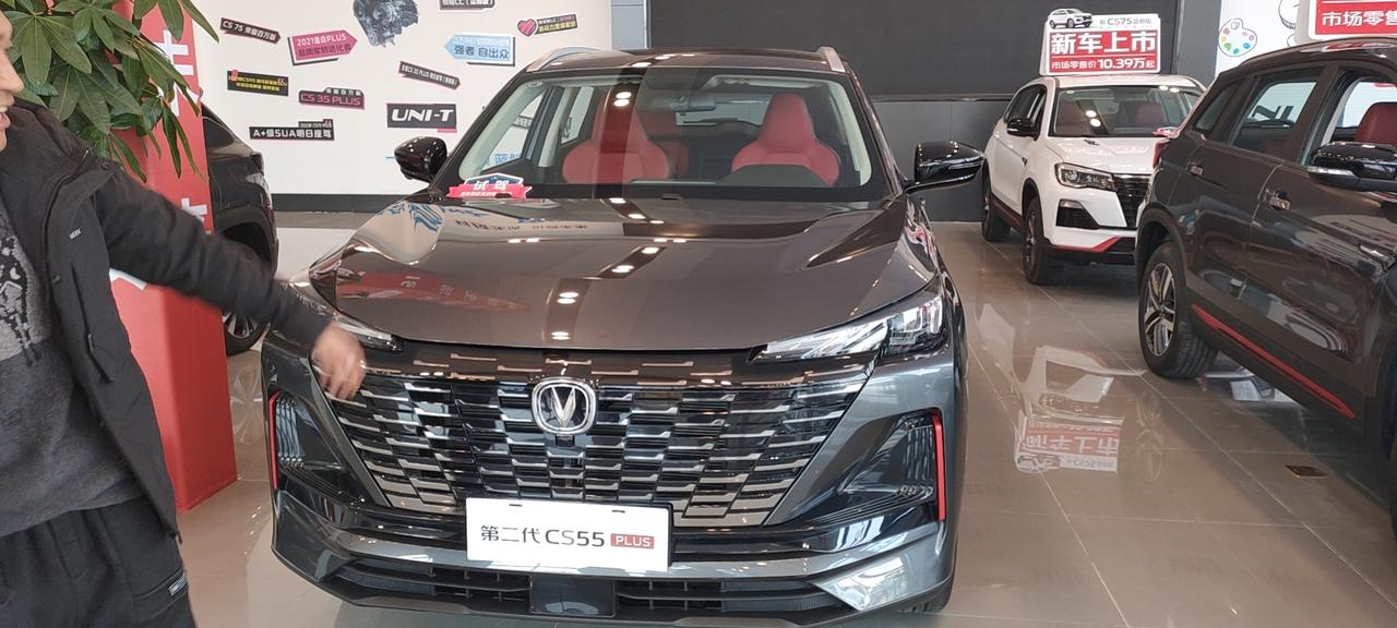 长安CS55 PLUS 今天去看了55plus和75plus，确实帅啊这车！75plus更大气一点，三大件也比55P好点