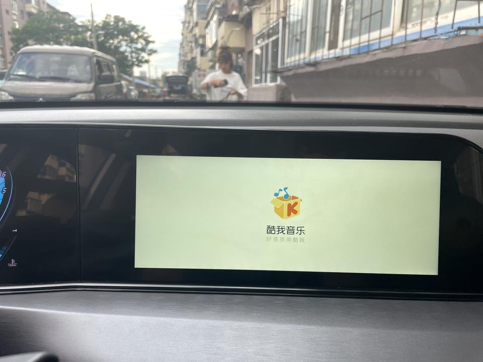 长安逸动 前两天擦显示屏的时候不知道扒拉到哪里了，显示屏小了一圈，出来一个对话框然后擦的时候直接就点上了，也不知道咋恢复