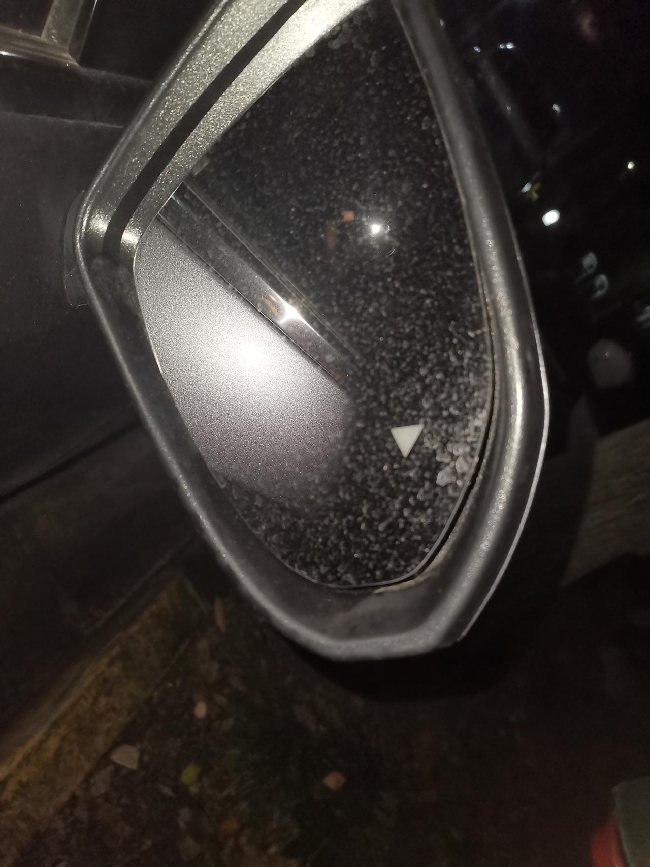 比亚迪秦PLUS DM-i 问个问题，120旗舰的盲点监测，外后视镜上的三角警示灯是左右两侧都有吗，开了几天今天发现只有