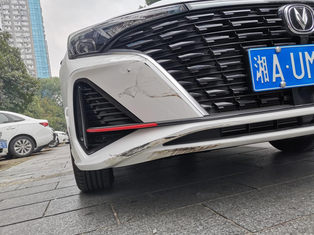 长安逸动 晚上没看清，剐蹭了个大的，4s店说补漆两块800，钣金变形至少200，总共至少1000，让动商业险。求大神支招