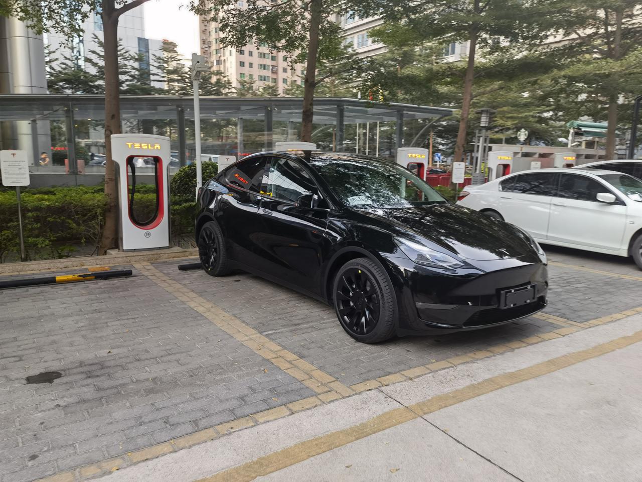 特斯拉Model Y 各位车友 提车一周每次充电时刚开始和充电后车子都会有嗡嗡声 而且有振动 方向盘握着很明显这个是什么