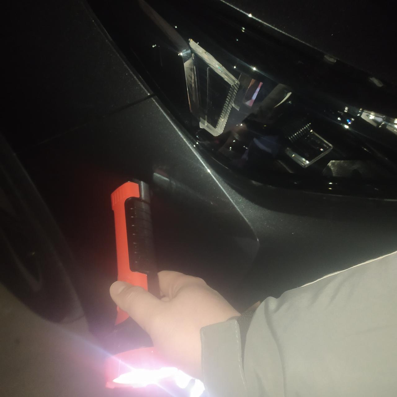 长安CS55 PLUS 新车第一蹭，蹭出白色的划痕了，不知道是不是底漆，想问一下这个地方是不是前保险杠，如果是的话 不管